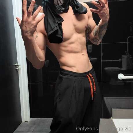 Angolzi1 ポルノスター 独占 写真