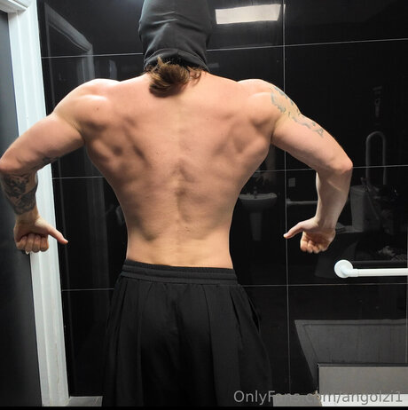 Angolzi1 モデル 写真