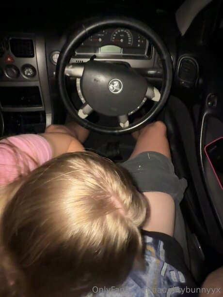 Naughtybunnyyx ポルノモデル 写真