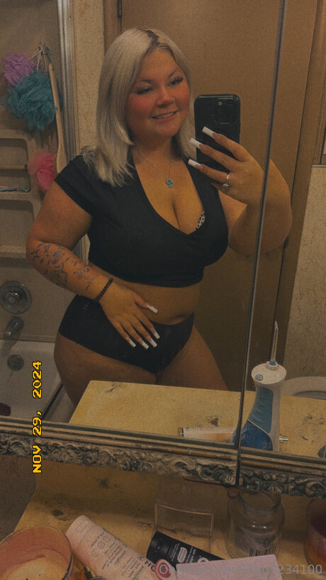 小柄なブロンドの熟女OnlyFans 美しいxxx 写真