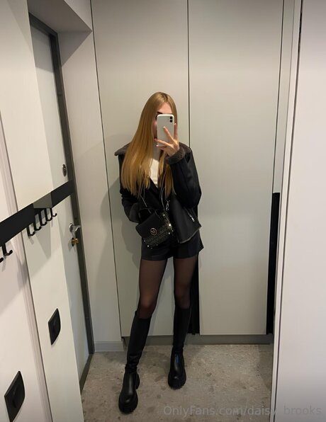 Daisy Brooks 裸の女優 画像