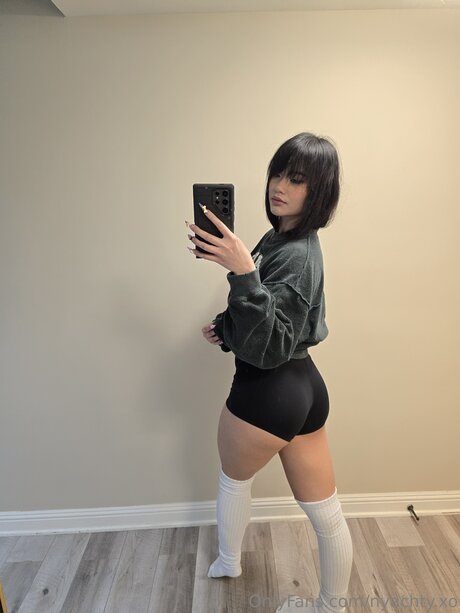 Lilnyachty ポルノモデル 写真