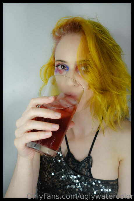 Uglywatercolor ポルノ女優 画像