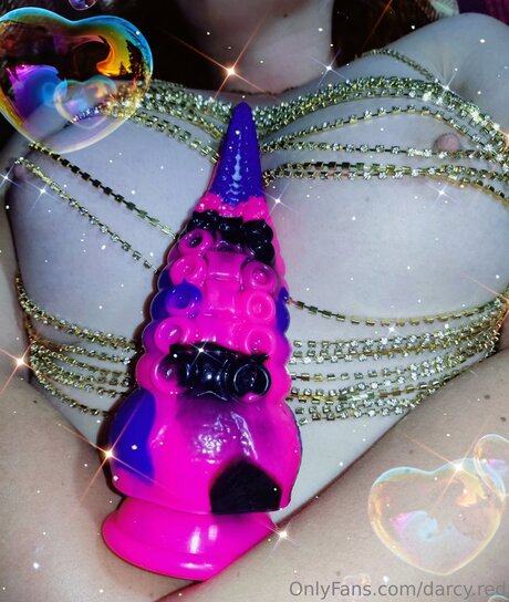 Darcy Red XXXモデル 写真