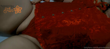 Tuanordestina ポルノスター ヌード 写真