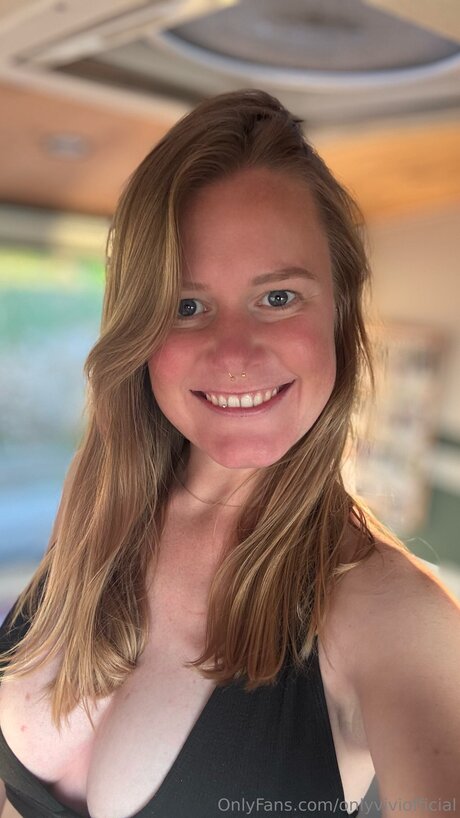 Onlyviviofficial セクシーモデル 写真