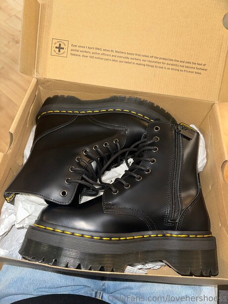 Lovehershoess モデル 写真