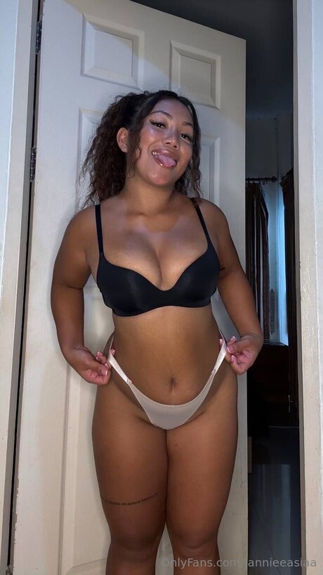 Jannieeasiaa セックスモデル 写真