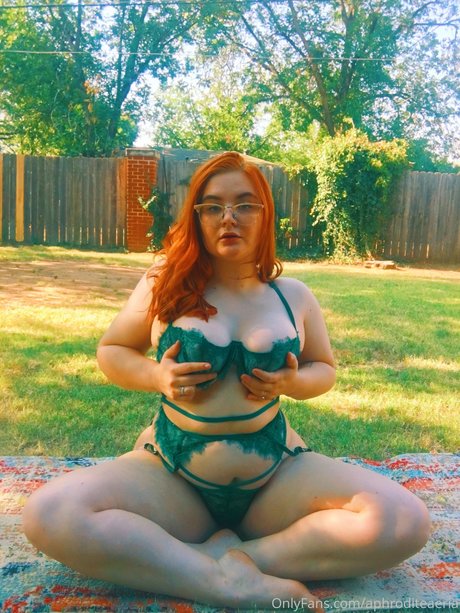 かわいい赤毛のOnlyFans セクシー 画像