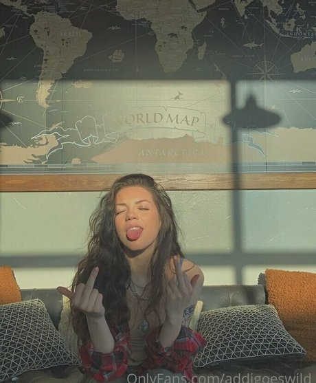 Addi ヌードスター 写真