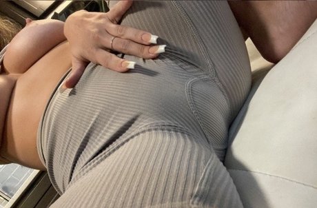 黒檀の小人OnlyFans ポルノ ギャラリー