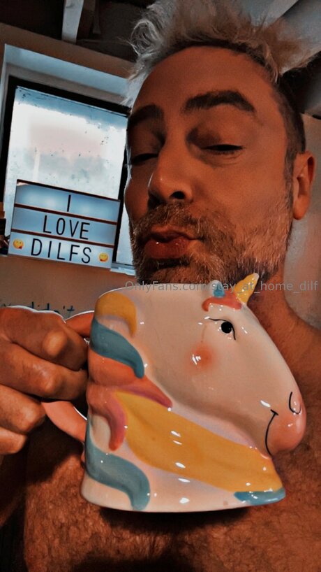 Stay At Home Dilf 裸の女優 写真