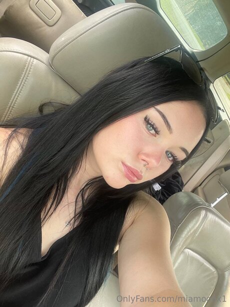 ぽっちゃりエモOnlyFans セクシーヌード 写真