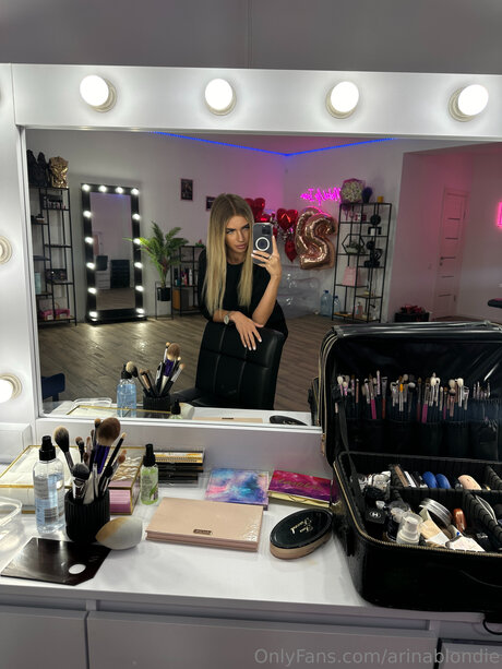 Arinablondie アダルト女優 写真