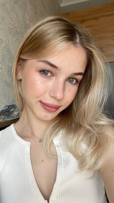 U472461121 HDポルノスター 写真