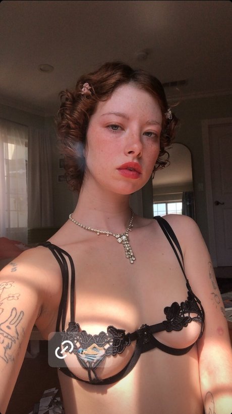 _Chloe Woodard アートスター 写真