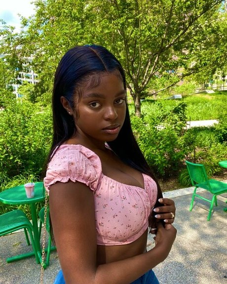 Niyanee エロティックなモデル 写真