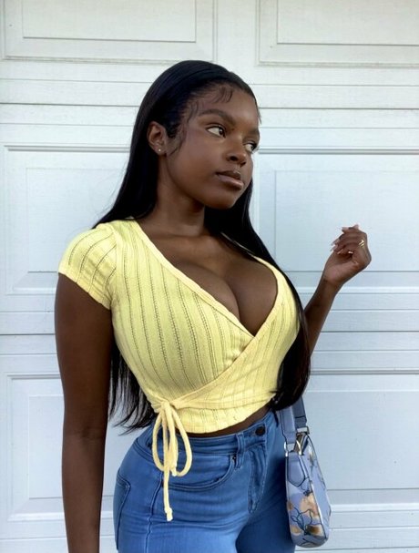 Niyanee ポルノスター 美しい 画像