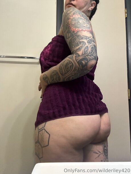 Wilderiley420 セクシーなスター ギャラリー