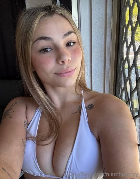 Niamhperryy かわいいポルノスター アーカイブ