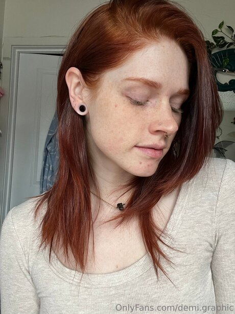 Demi Graphic エロティックなモデル 写真