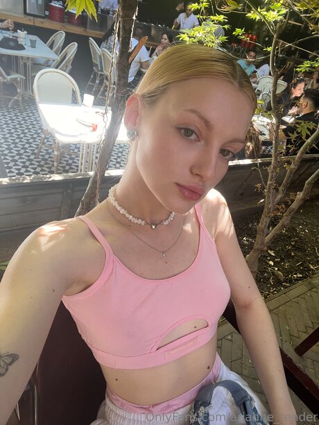 シーメールランジェリーOnlyFans 美しいヌード 写真