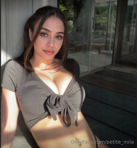 Petite Mila 美しいスター 写真