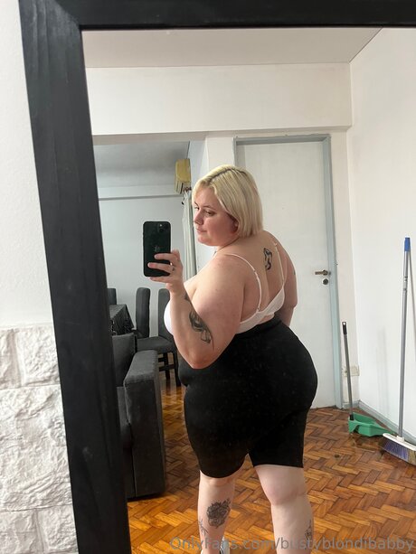 Bustyblondibabby セクシーなスター 画像