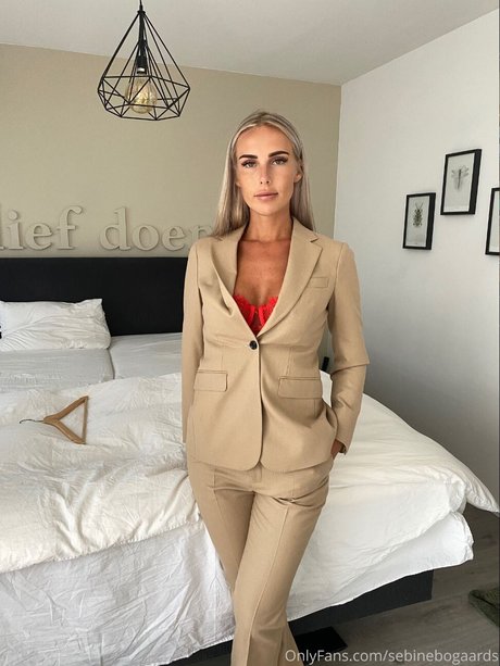 痩せた金髪の熟女OnlyFans セクシーヌード ギャラリー