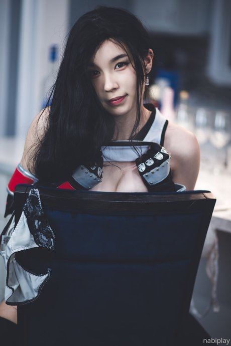 小柄なブロンドの熟女OnlyFans アートヌード 写真