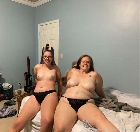 Faith And Courtney ヌード女優 写真