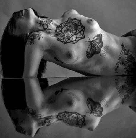 Doga Tuemer エロティックなモデル ギャラリー