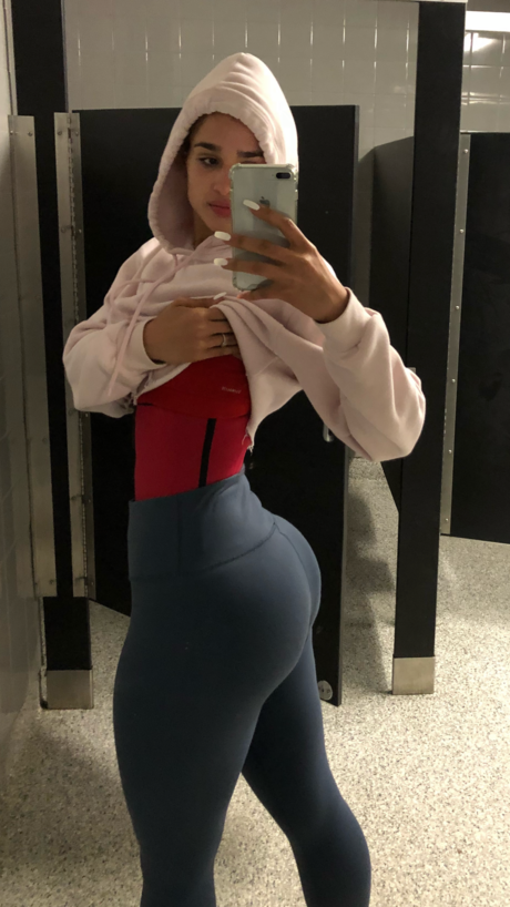 Janae Girard_ アート女優 画像