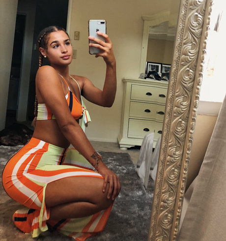 Janae Girard_ スター ヌード ギャラリー