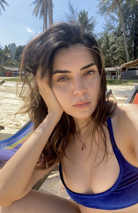 Coughs アダルトスター 写真