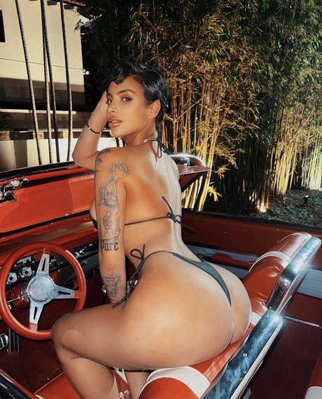 金髪ストリップOnlyFans エロチック 写真