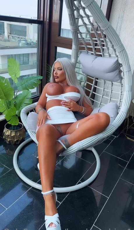 Loredana Chivu ヌードのポルノスター 写真