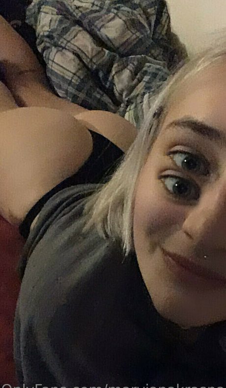 ティーンの自然なおっぱいOnlyFans セクシーヌード 画像