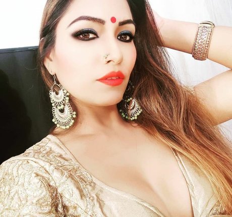 Zoya Rathore ヌードスター 写真