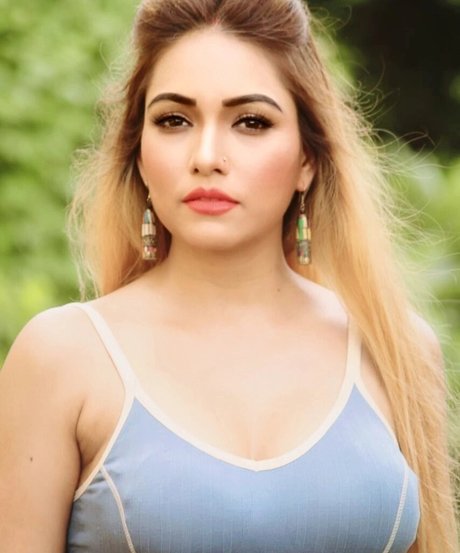 Zoya Rathore ヌードモデル 写真