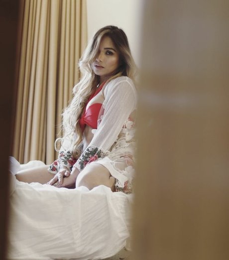 Zoya Rathore セックススター 写真