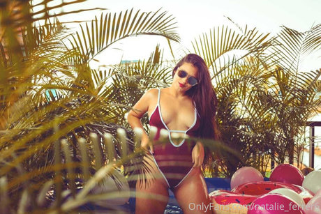 アジア人のティーンの足 OnlyFans 美しいポルノ 画像