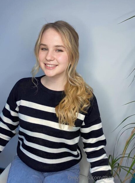 Thefoxyalice top profile image