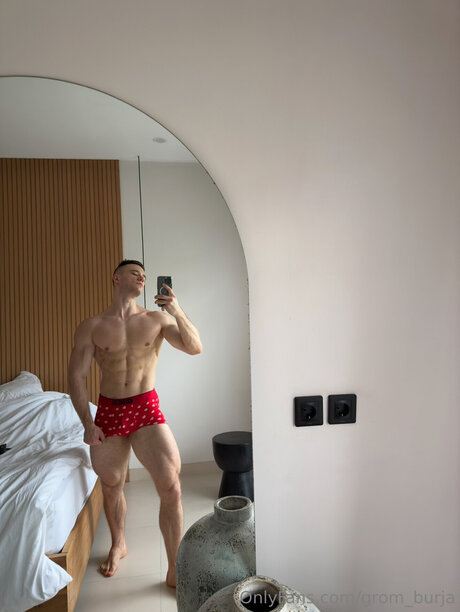 Grom Burja 女優 写真