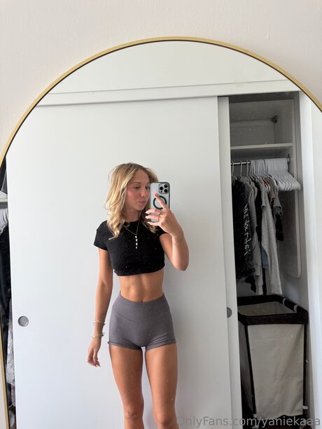 Yaniekaaa 独占スター 写真