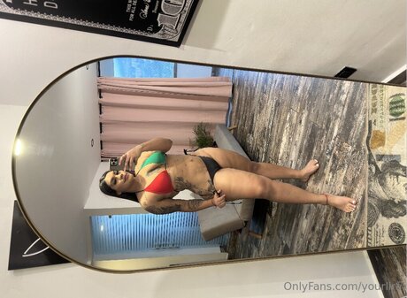 Yourlira エロティックなモデル 写真