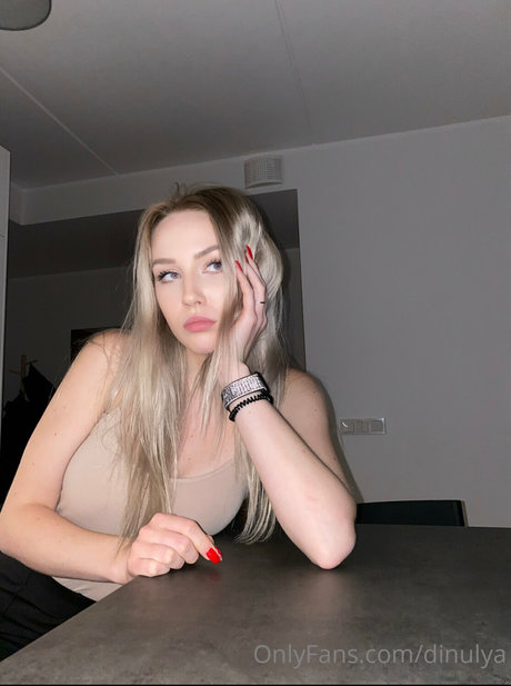 Dinulya 独占ポルノスター ギャラリー