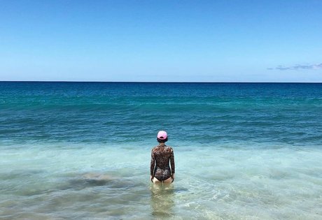 Zoe Lister Jones トップポルノスター 画像