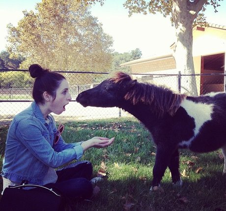 Zoe Lister Jones かわいいポルノスター 画像
