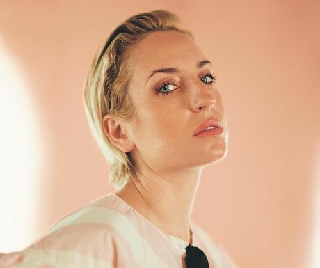 Zoe Lister Jones ポルノスター アート 写真